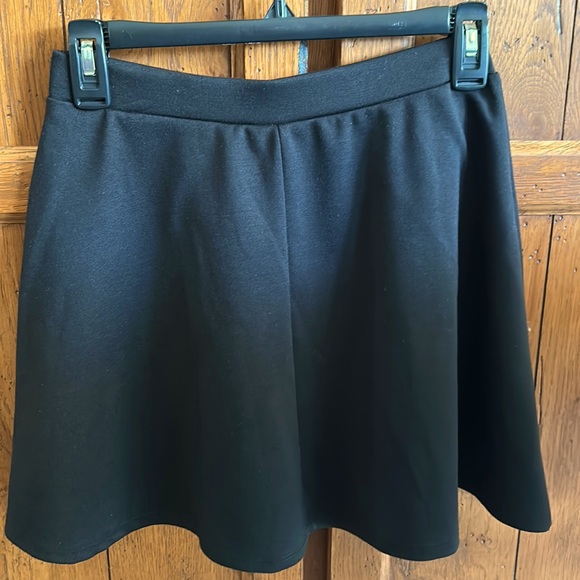NWT⭐️JOE B Black SKIRT with Roses🌹Size SMALL Pull-On Skater Style w/STRETCH🖤 - Picture 2 of 8